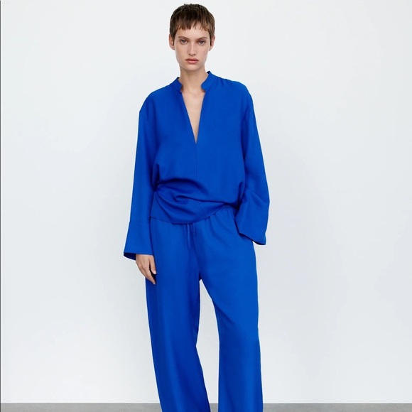 ZARA NEW WOMAN SS21 BLUISH FLOWING BLOUSE WITH VENTS - Picture 5 of 9